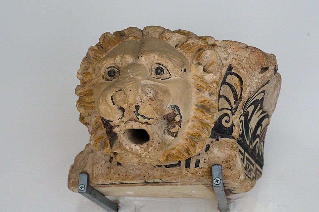 Rohový odtokový žlab, asi z Poseidónovy svatyně, 4. století před n. l. Archeologické muzeum v Isthmii. Kredit: Zde, Wikimedia Commons. Licence CC 4.0.
