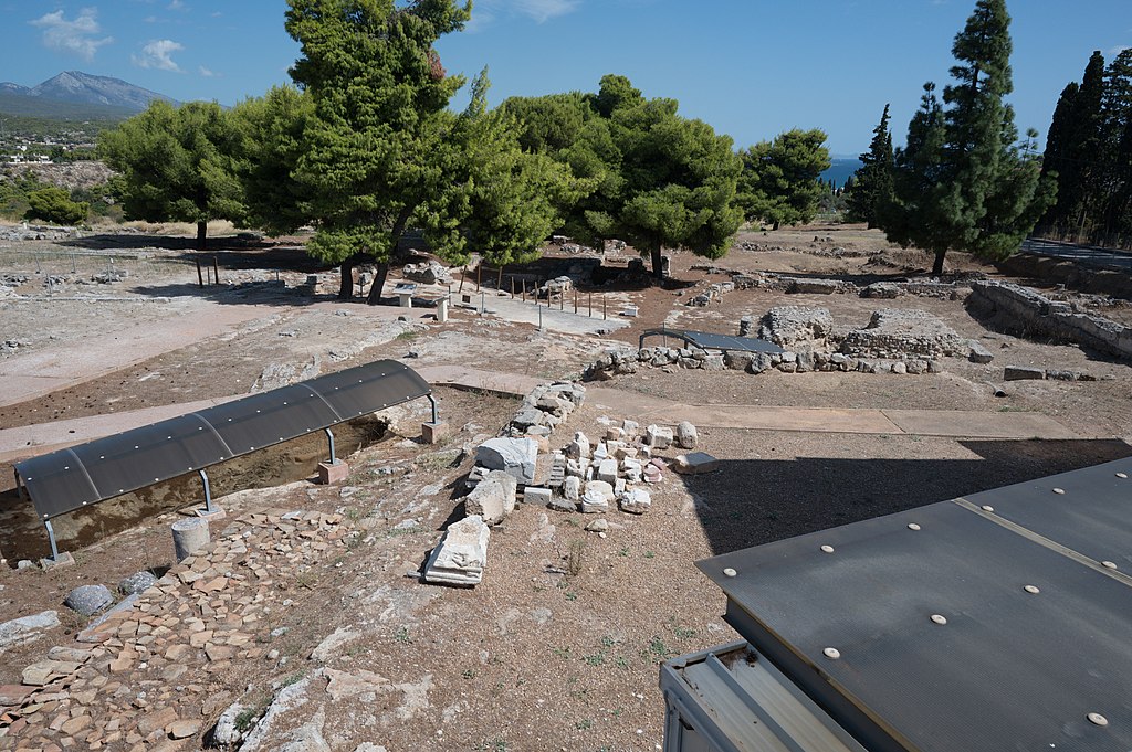 Archeologický areál v Isthmii, okolí stadionu. Start byl uprostřed obrázku, dráha mířila dál trochu vpravo. Kredit: Zde, Wikimedia Commons. Licence CC 4.0.