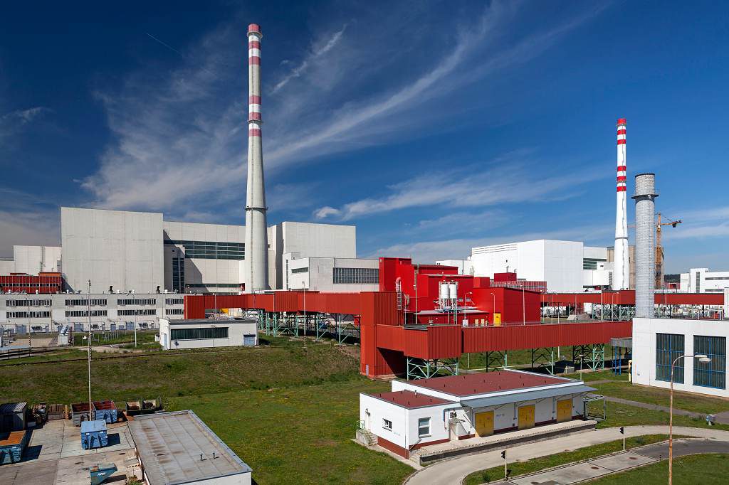 Jaderná elektrárna Mochovce. Do konce tohoto roku se u nového 3. bloku realizují horké hydrozkoušky a v prvním čtvrtletí se zaveze palivo. Na dokončení a spuštění se podílí i řada zkušených odborníků z Česka (zdroj Slovenské elektrárne).