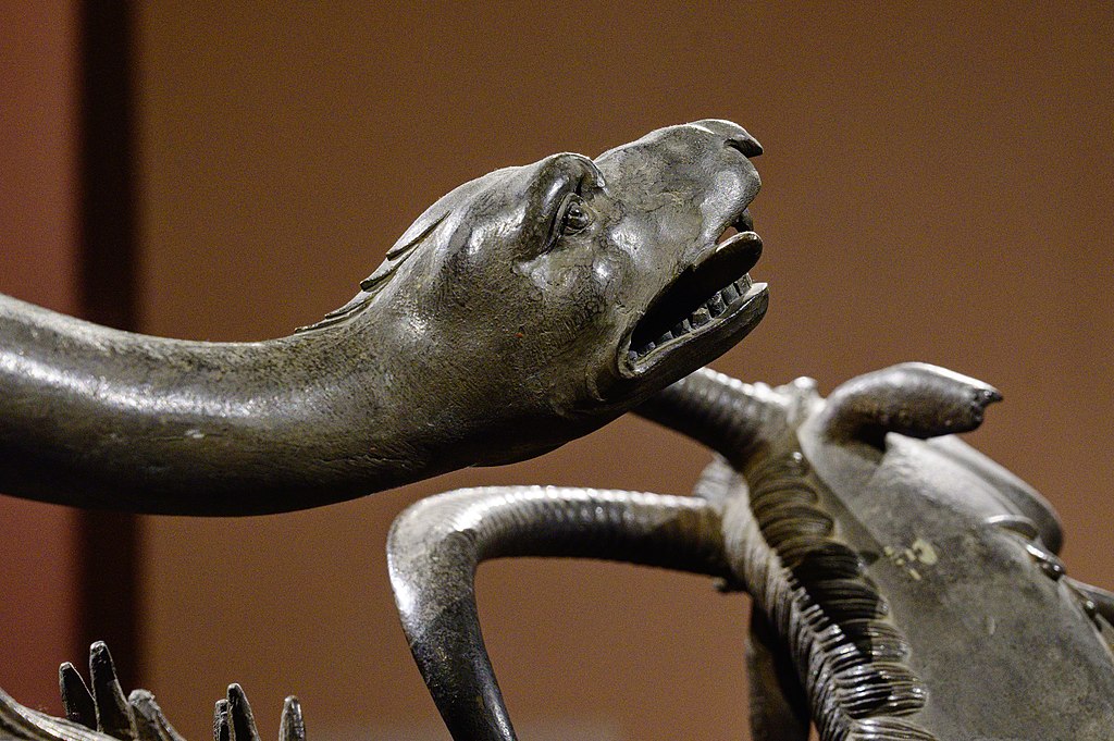 Chiméra z Arezza, detail hadí hlavy. Kredit: Zde, Wikimedia Commons. Licence CC 4.0.
