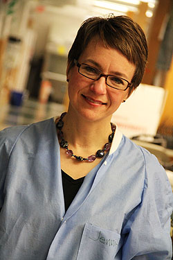Jennifer Schlezinger, absolventka MITu (Massachusetts Institute of Technology) nyní docentkou na Universitě v Bostonu, je uznávanou odbornicí na vliv kontaminantů na imunitní systém.  Kredit: Boston University.