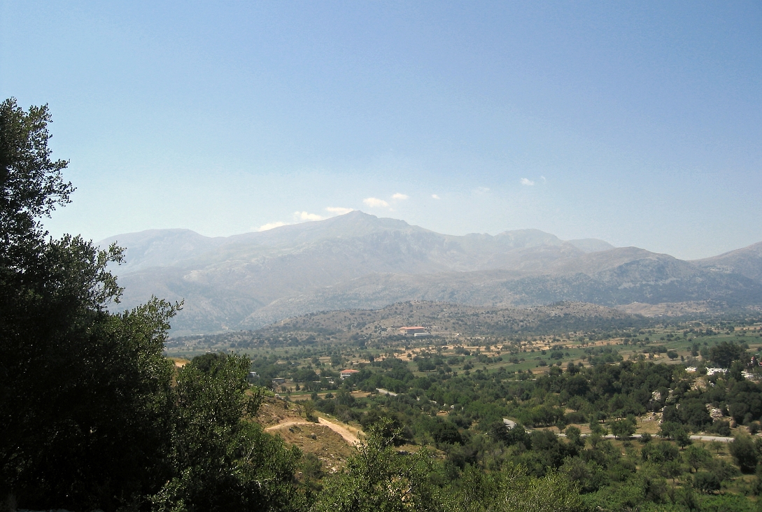 Výhled od jeskyně Minoan Trapeza na okraj planiny Lasithi. Kredit: Zde, Wikimedia Commons.