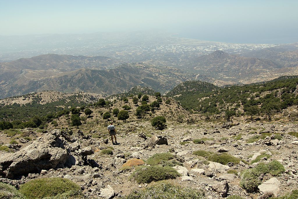 Výhled z okolí Kamarské jeskyně na jižní Krétu, do okolí Faistu a Mataly. Kredit: Zde, Wikimedia Commons.