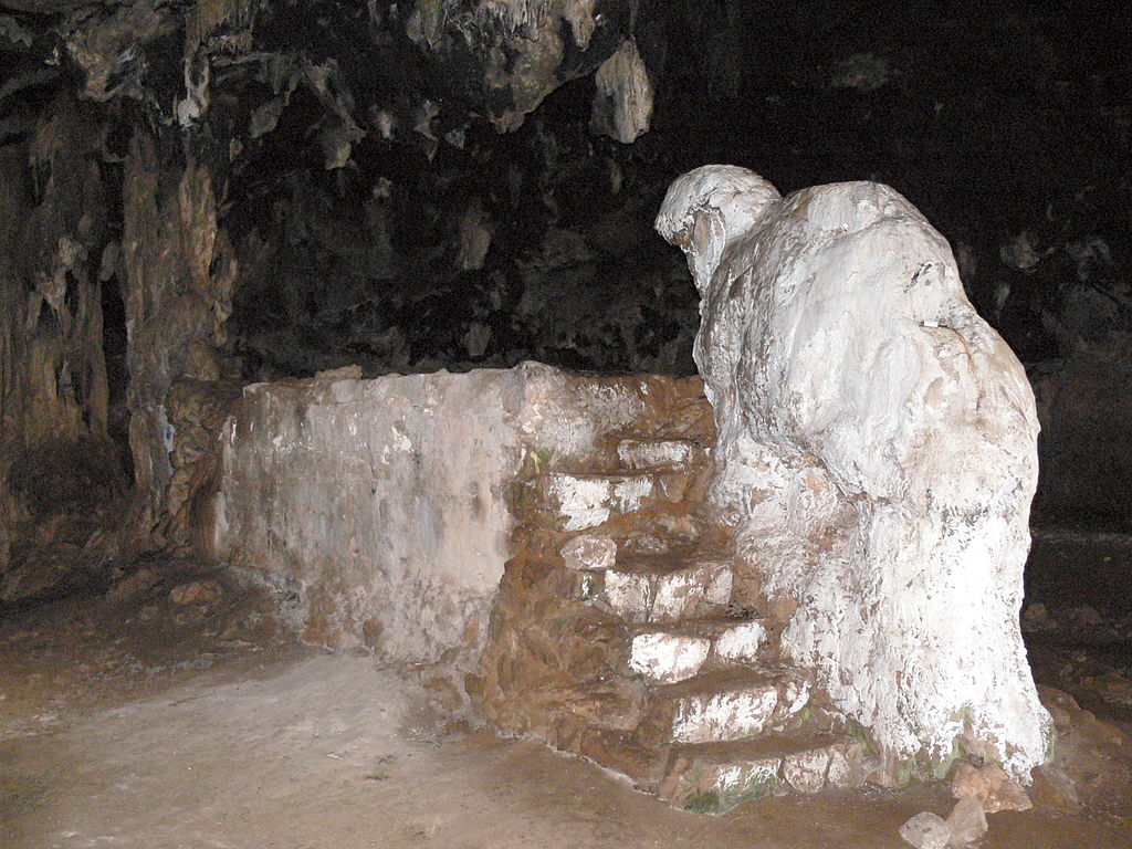 Kamenný medvěd nebo spíš medvědice v jeskyni u kláštera Arkoudiotissa (Panny Marie Medvědí). Kredit: Wolfgang Sauber, Wikimedia Commons.