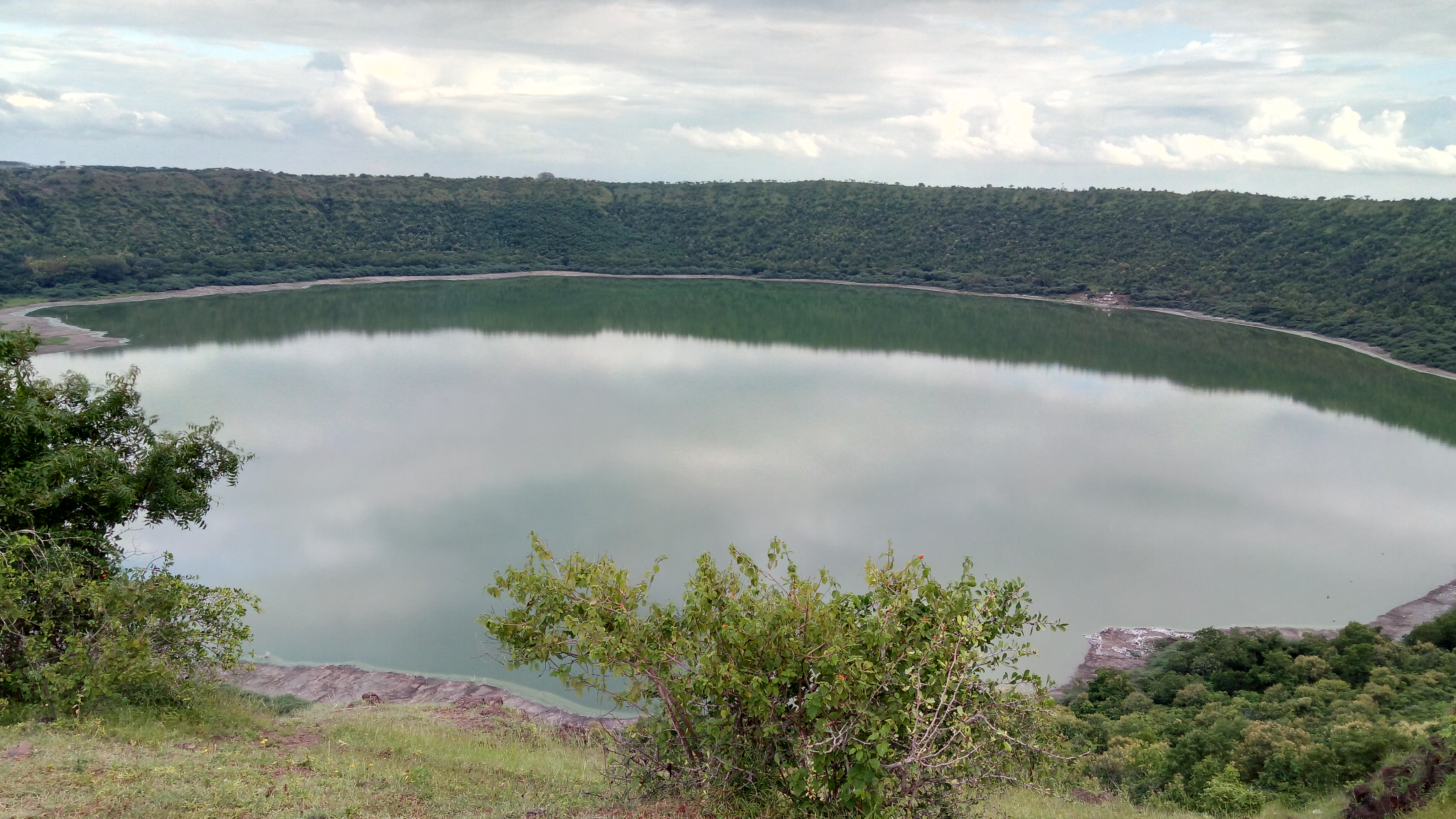 Jezero vyplňující dopadový kráter Lonar, nacházející se na území státu Maháráštra v západní Indii. Tento kráter vznikl v období pleistocénu a v průměru má „pouze“ 1,8 kilometru. Při vzniku takto velkých (resp. malých) impaktních struktur ještě dlouho
