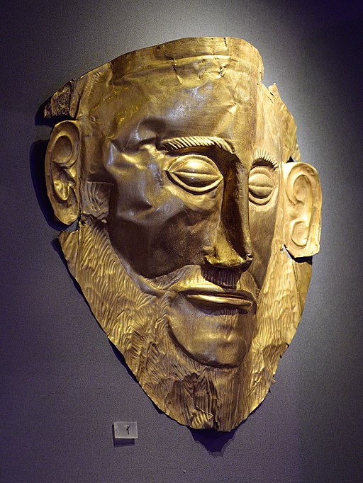 Pohřební maska z Mykén, hrob V, hrobový okruh A. Zlatý plech. Schliemann se domníval, že je to maska Agamemnona, ale je starší, z 16. století před n. l. Národní archeologické muzeum v Athénách, NAMA 624. Kredit: Zde, Wikimedia Commons. Licence CC 4.0