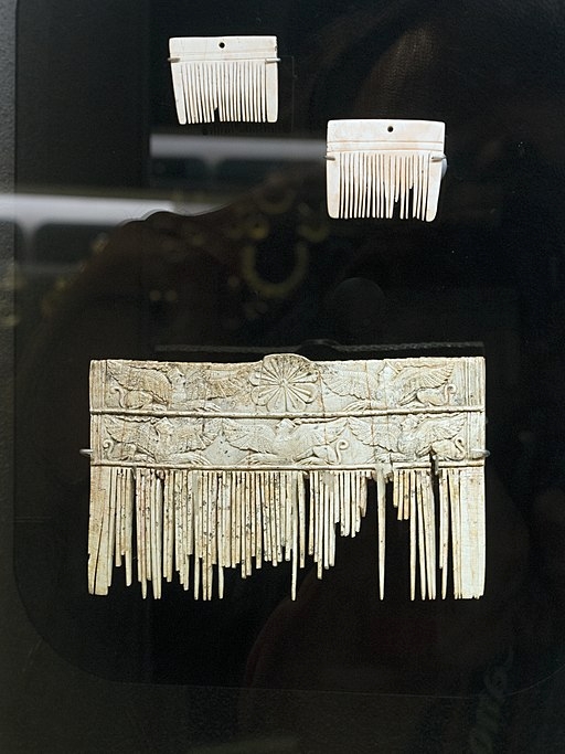 Hřeben se sfingami z hrobu u Spaty v Attice, slonovina, 1400 až 1200 před n. l. Národní archeologické muzeum v Athénách, ? 2044. A kostěné hřebeny z Mykén z téže doby, Pi 2579.1,2. Kredit: Zde, Wikimedia Commons. Licence CC 4.0.