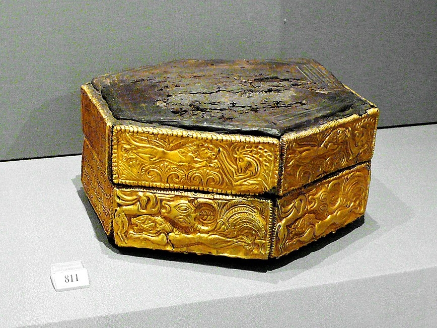 Dřevěná pyxis obložená tepaným zlatem. Našla se v Mykénách, v šachtovém hrobě V, hrobového okruhu A, pochází z 16. století před n. l. Národní archeologické muzeum v Athénách. Kredit: Xuan Che, Wikimedia Commons. Licence CC 2.0.