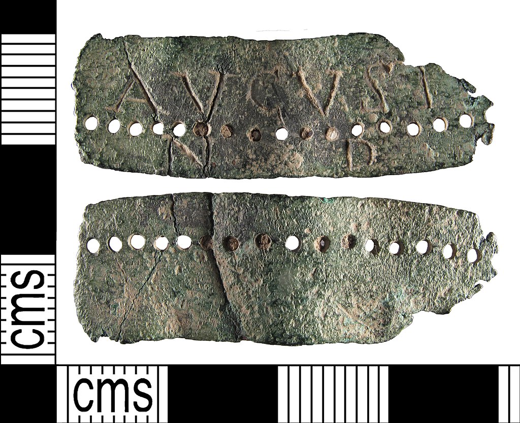 „The Vindolanda Timepiece“, fragment římských parapegmat ze slitiny mědi, 100-400 n. l. Kredit: Edwin Wood, The Portable Antiquities Scheme, Wikimedia Commons. Licence CC 2.0.