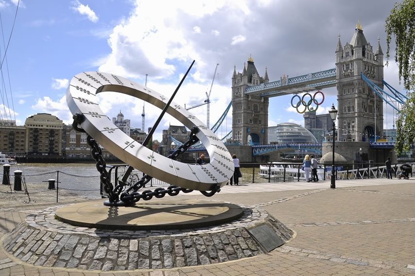 Wendy Taylor (nar. 1945), Sundial near Tower Bridge. London. Severní (letní) strana. Kredit: GreenTea95, Wikimedia Commons. Licence CC3.0.