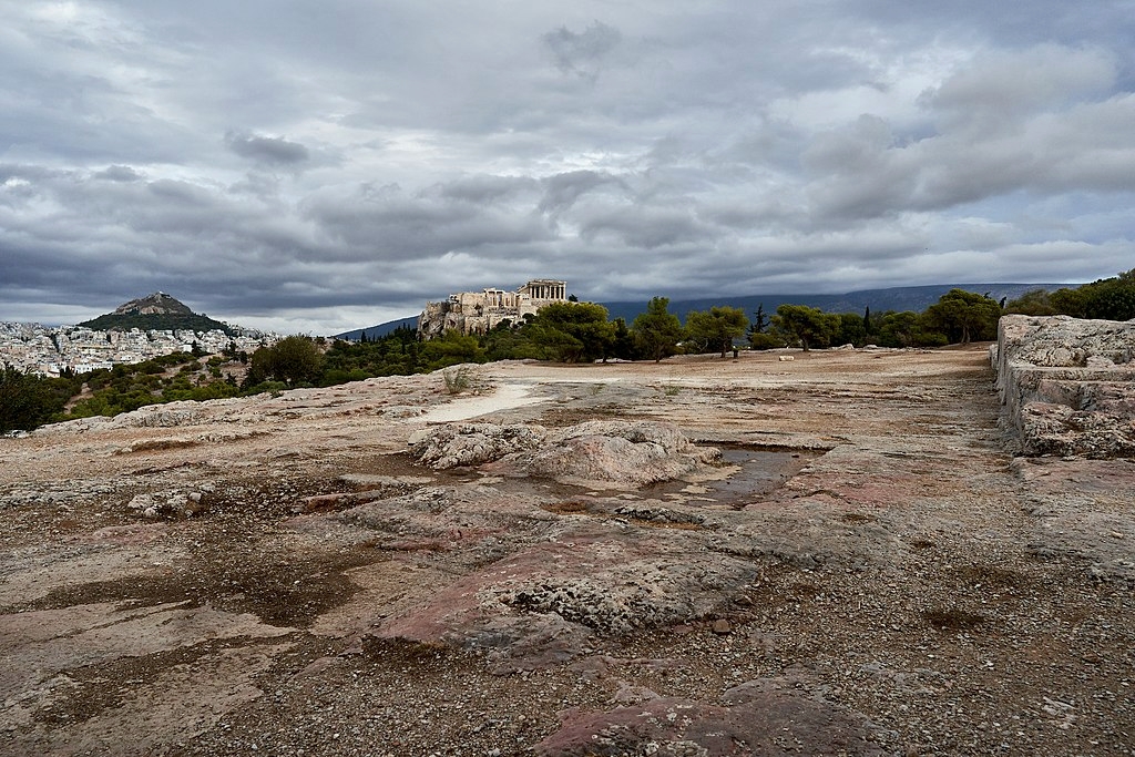 Zbytky Metónových slunečních hodin. V pozadí je Akropole, vlevo Likavittos, vpravo řečniště. Kredit: George E. Koronaios, Wikimedia Commons. Licence CC 1.0.