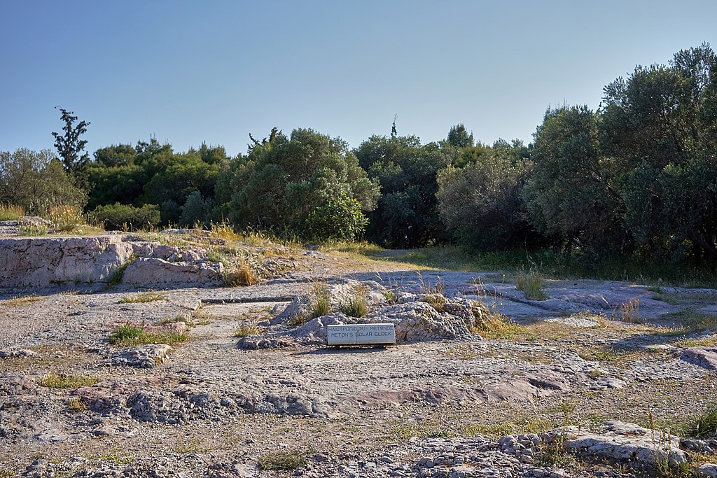 Zbytky podstavce Metónových slunečních hodin na pahorku Pnyx v Athénách. Kredit: George E. Koronaios, Wikimedia Commons. Licence CC4.0.