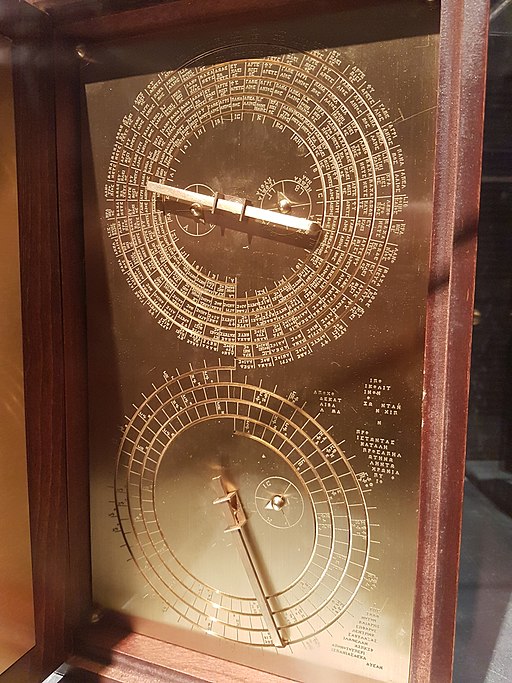 Rekonstrukce mechanismu z Antikythéry v podání Aristotelovy univerzity v Thesalonice. Thessaloniki Technology Museum. Kredit: Gts-tg, Wikimedia Commons. Licence CC 4.0.