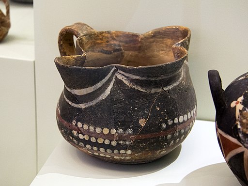Kamarská keramika z Kamarské jeskyně, 1900-1700 před n. l. Kredit: Zde, Wikimedia Commons.