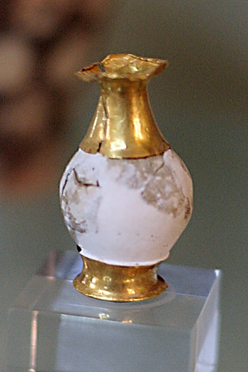 Vajíčko zdobené zlatem, což z něj udělalo nádobku, nález z Kamarské jeskyně. Archeologické muzeum Hérakleion, skříň 23. Kredit: Archiv autora článku.