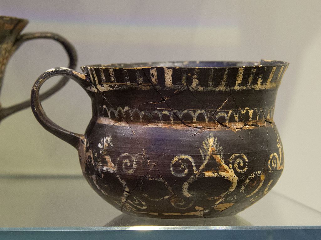 Kamarský šálek z Knóssu, asi 1800-1700 před n. l. Kredit: Zde, Wikimedia Commons.