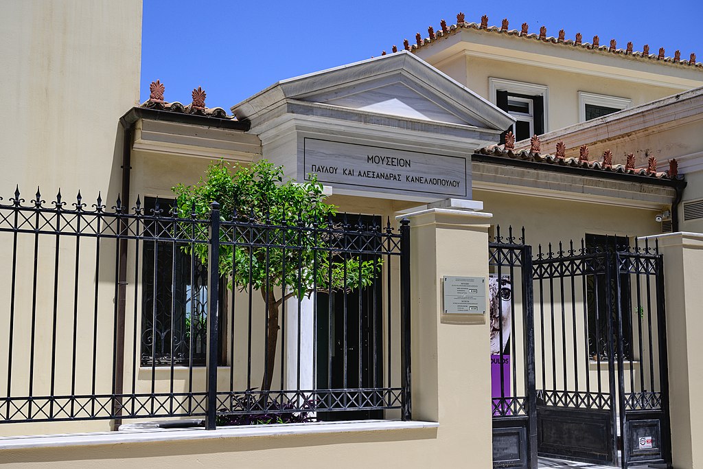 Vchod do Muzea Kanellopoulových v Athénách z ulice Theorias. Kredit: Zde, Wikimedia Commons. Licence CC 4.0.
