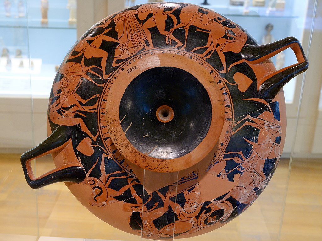 Červenofigurový kylix, Dionýsův thiasos (extatický průvod), konec 6. století před n. l., ? 2572. Kredit: Zde, Wikimedia Commons. Licence CC 4.0.