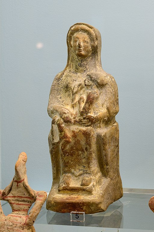 Artemis Kúrotrofos, drobná terakota, 500 až 480 před n. l. Kanellopoulovo muzeum v Athénách, ? 1434. Kredit: Zde, Wikimedia Commons. Licence CC 4.0.