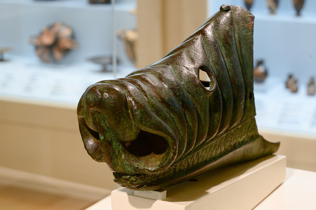 Bronzové beranidlo válečné lodi (nebo jeho napodobenina) ve tvaru keta (mořské příšery), 3. nebo 2. století před n. l. Kanellopoulovo muzeum v Athénách, X 138. Kredit: Zde, Wikimedia Commons. Licence CC 4.0.