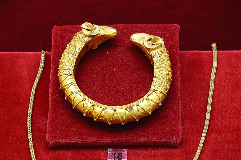 Zlatý náramek s hlavami beranů. Helénistický šperk, 3. až 2. století před n. l., ? 485. Kredit: Zde, Wikimedia Commons. Licence CC 4.0.