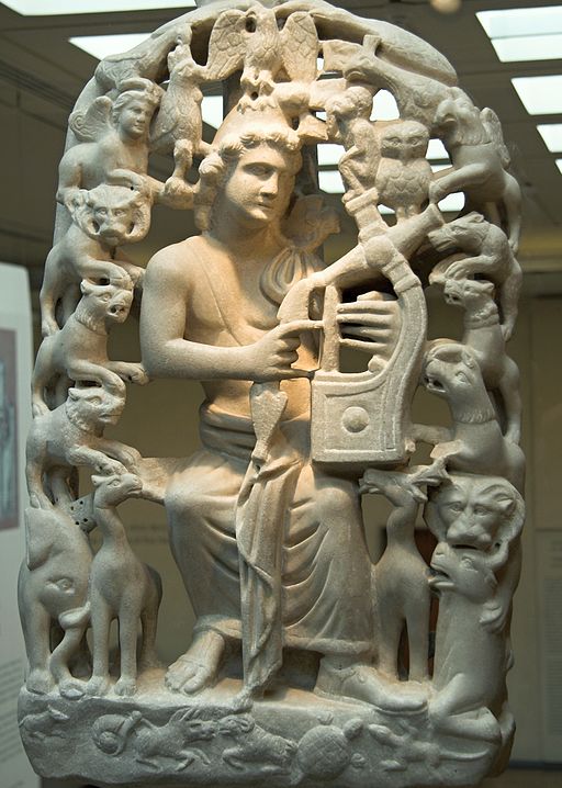 Orfeus hraje na lyru zvířatům. Aigina, 4. století n. l. Byzantské muzeum v Athénách, BXM 1. Kredit: Zde, Wikimedia Commons.