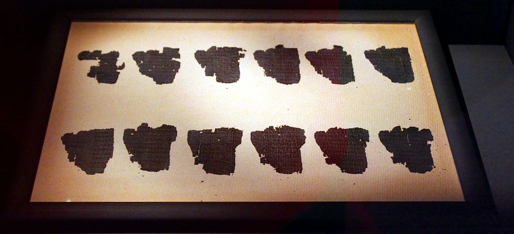 Malá část fragmentů Papyru Derveni, 340 před n. l. Archeologické muzeum v Thessalonice. Kredit: Fkitselis, Wikimedia Commons.