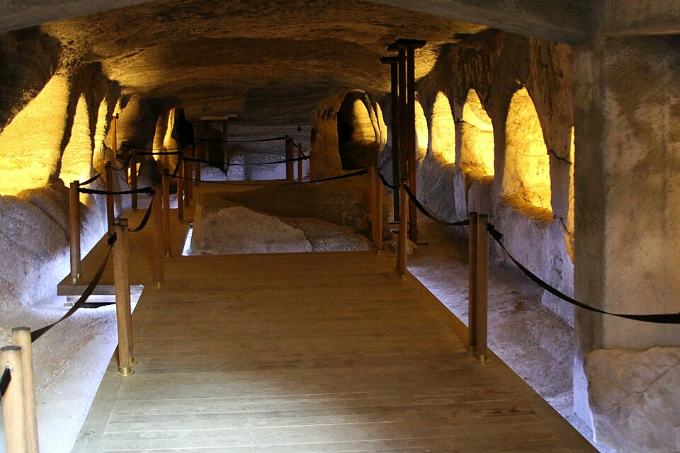 Katakomby na Mélu, vstupní chodba. Kredit: Zde, Wikimedia Commons. Licence CC 4.0.