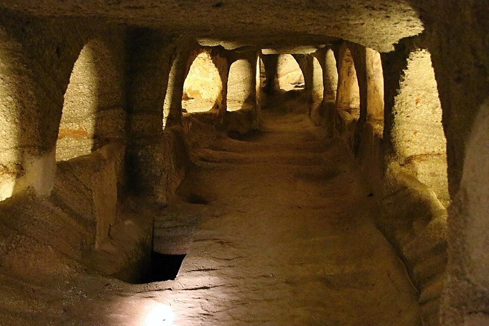 Katakomby na Mélu, další chodba. Kredit: Zde, Wikimedia Commons. Licence CC 4.0.