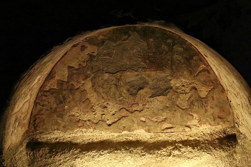 Jeden z hrobů presbyterů se starokřesťanským nápisem. Kredit: Zde, Wikimedia Commons. Licence CC 4.0.