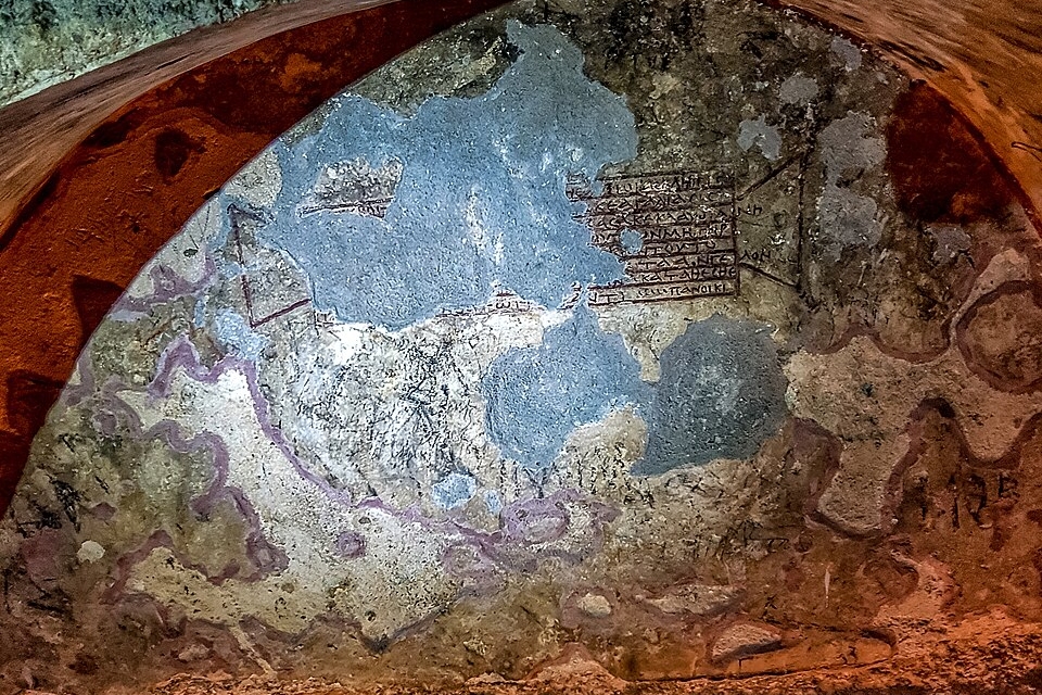 Hrob presbytera, detail starokřesťanského nápisu. Kredit: Evosmia, Wikimedia Commons. Licence CC 4.0.