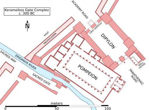Komplex bran ve čtvrti Kerameikos: Dipylon, Posvátná brána a Pompeion mezi nimi, ve stavu asi 300 let před n. l., i když jsou starší. Kredit: Constantine Plakidaso, Wikimedia Commons. Licence CC 4.0.
