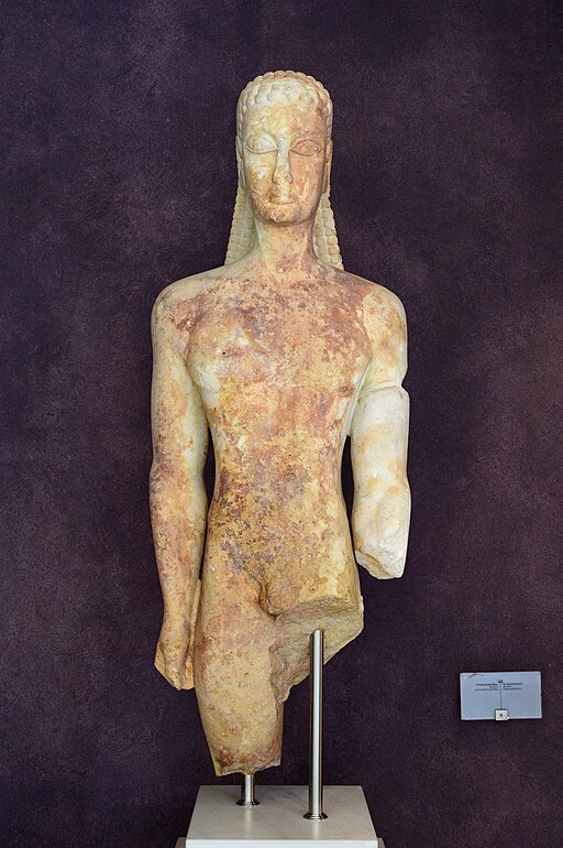 Takzvaný Kouros od Posvátné brány. Mramor, 600-590 před n. l. Archeologické muzeum v Kerameiku, P 1700. Kredit: Zde, Wikimedia Commons. Licence CC 4.0.
