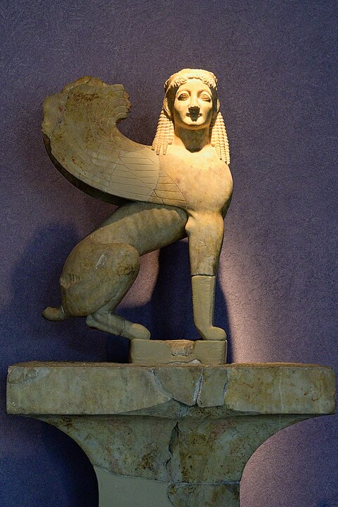 Sfinga korunující náhrobní stélu, stopy polychromie, 560-550 před n. l. Archeologické muzeum Kerameiku, P 1050. Kredit: Zde, Wikimedia Commons. Licence CC 4.0.