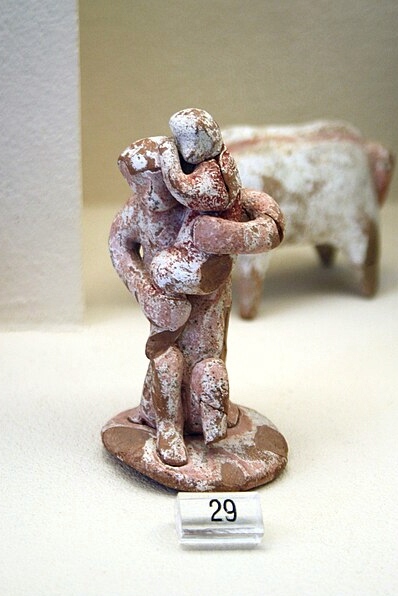 Opice chová menší opičku. Neumělá lidová terakota z 5. století před n. l. Archeologické muzeum Kerameiku. Kredit: Dorieo, Wikimedia Commons. Licence CC 4.0.