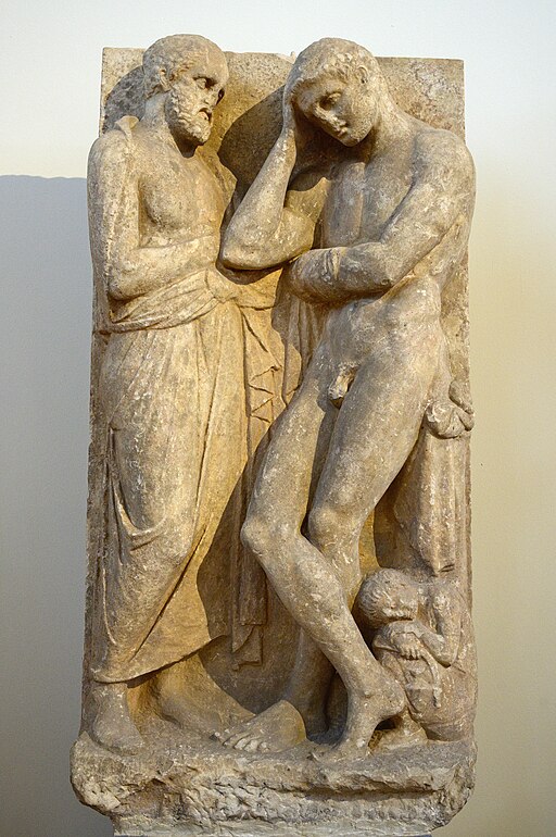 Náhrobní stéla z Kerameiku, 350-325 před n. l. Atlet, vlevo jeho otec. Národní archeol. muzeum v Athénách, 871. Kredit: Zde, Wikimedia Commons. Licence CC 4.0.
