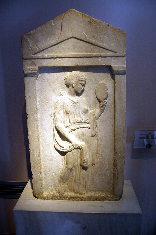 Pohřební stéla neznámé ženy. Žena je zobrazena se zrcadlem v ruce, kolem 425-400 před n. l. Archeologické muzeum Kerameiku. Kredit: Giovanni Dall'Orto, Wikimedia Commons. Licence CC 3.0.