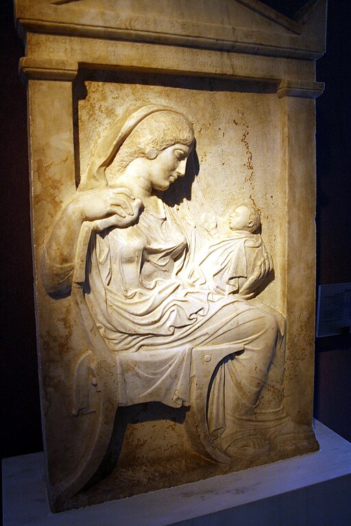 Náhrobní stéla z klasické doby. Amfareté ukazuje vnoučkovi ptáka, 430-420 před n. l. Archeologické muzeum Kerameiku, inv. č. P 695/I 22. Kredit: Giovanni Dall'Orto, Wikimedia Commons. Licence CC 3.0.