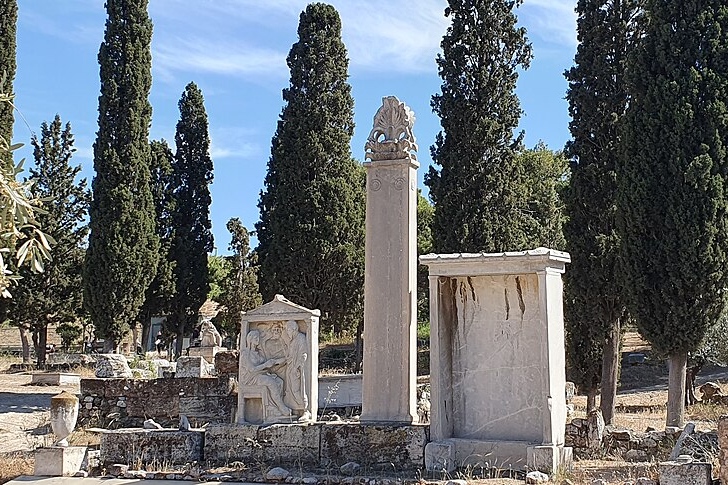 Náhrobky Agathona a Sosykrata. Kredit: Yair-haklai, Wikimedia Commons. Licence CC 4.0.