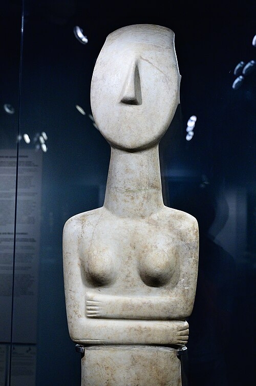 Postava ženy, varieta Spedos, asi z Keru, 2800-2300 před n. l. Goulandrisovo Muzeum kyk. umění v Athénách, NG 724. Kredit: Zde, Wikimedia Commons. Licence CC 4.0.