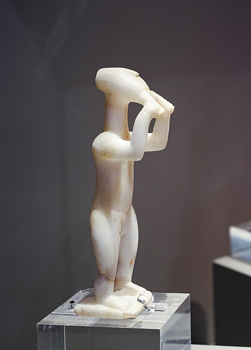Hráč na diaulos (dvojitou flétnu), 2600 až 2500 před n. l. Parský mramor, výška 20,5 cm. Národní archeologické muzeum v Athénách, 3910. Kredit: ArchaiOptix, Wikimedia Commons. Licence CC 4.0.