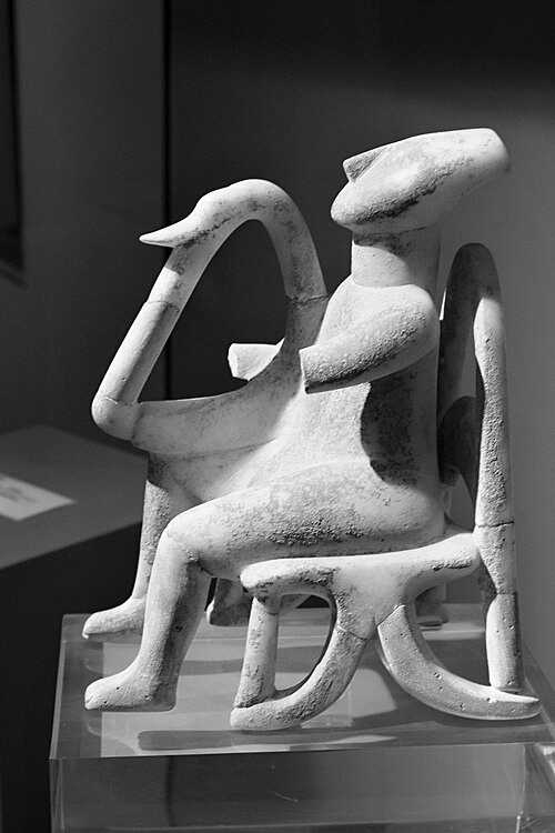 Hráč na harfu. Parský mramor, výška 22,5 cm. Kykladská raná doba bronzová, 2600-2500 před n. l. Národní archeologické museum v Athénách, 3908. Kredit: Zde, Wikimedia Commons. Licence CC 3.0.