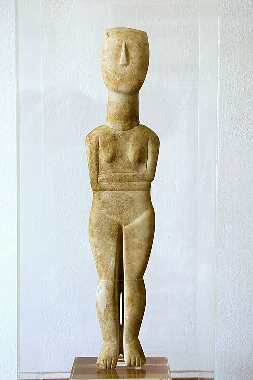 Kykladský idol, mramor, výška 50 cm. Zachráněný nález z ostrova Keros. Archeologické muzeum na Naxu, skříň K. Kredit: Zde, Wikimedia Commons. Licence CC 3.0.