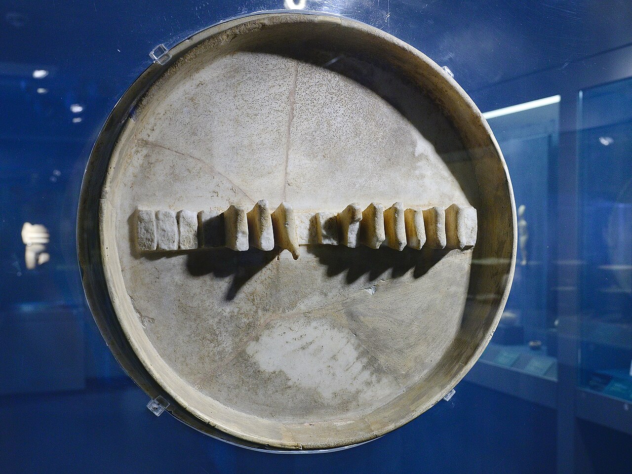 Tzv. Váza s holuby. Goulandrisovo Muzeum k. umění v Athénách, 329. Kredit: Zde, Wikimedia Commons. Licence CC 4.0.