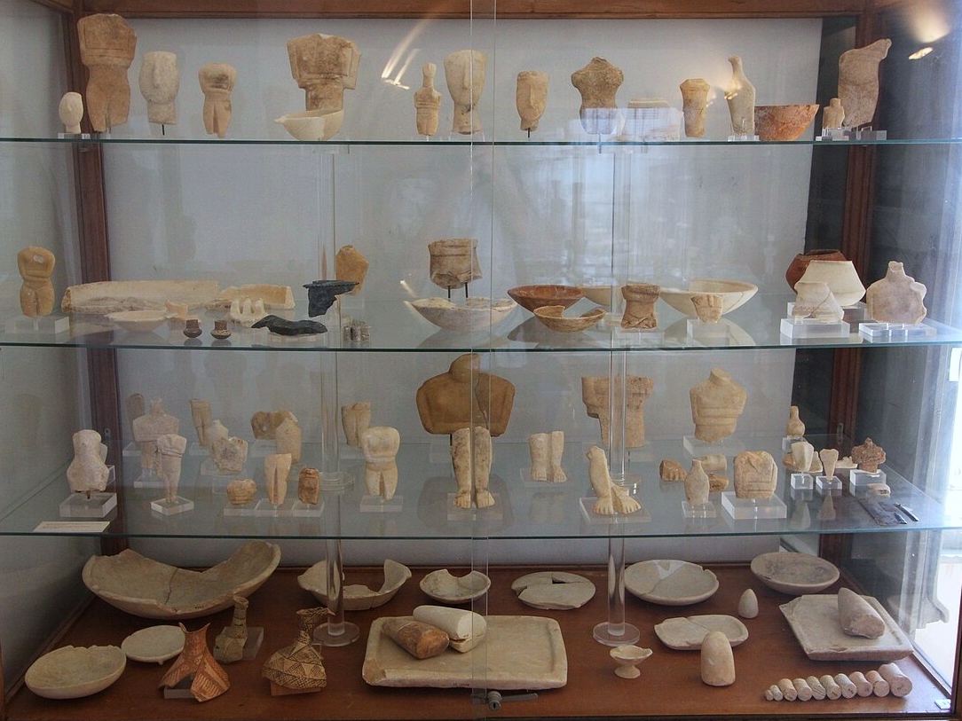 Nálezy z Keru v Archeologickém muzeu na Naxu, celá skříň 11. Kredit: Zde, Wikimedia Commons. Licence CC 4.0.