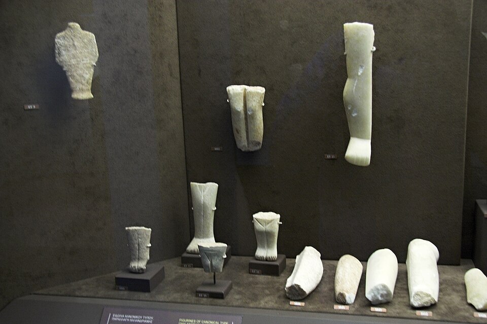 „Poklad z Keru“ (The Keros Hoard), část. Fragmenty mramorových idolů z Keru, největší měří 19 cm. EC II, 2800 až 2300 před n. l. Goulandrisovo Muzeum kykladského umění v Athénách, ET 23 (+ ET 11, 13, 19). Kredit: Zde, Wikimedia Commons. Licence CC 3.