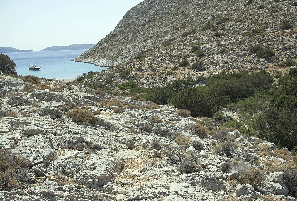 Keros, jižní pobřeží. Na obzoru je Antikeros. Kredit: Zde, Wikimedia Commons. Licence CC 3.0.