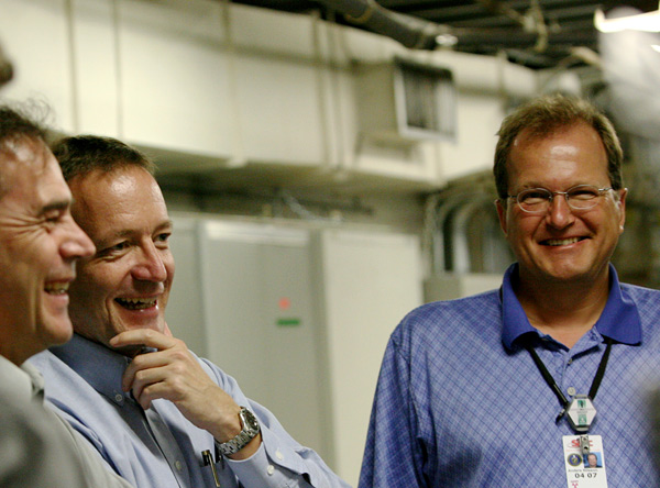 Anders Nillson vpravo. Kredit: SLAC National Accelerator Laboratory.