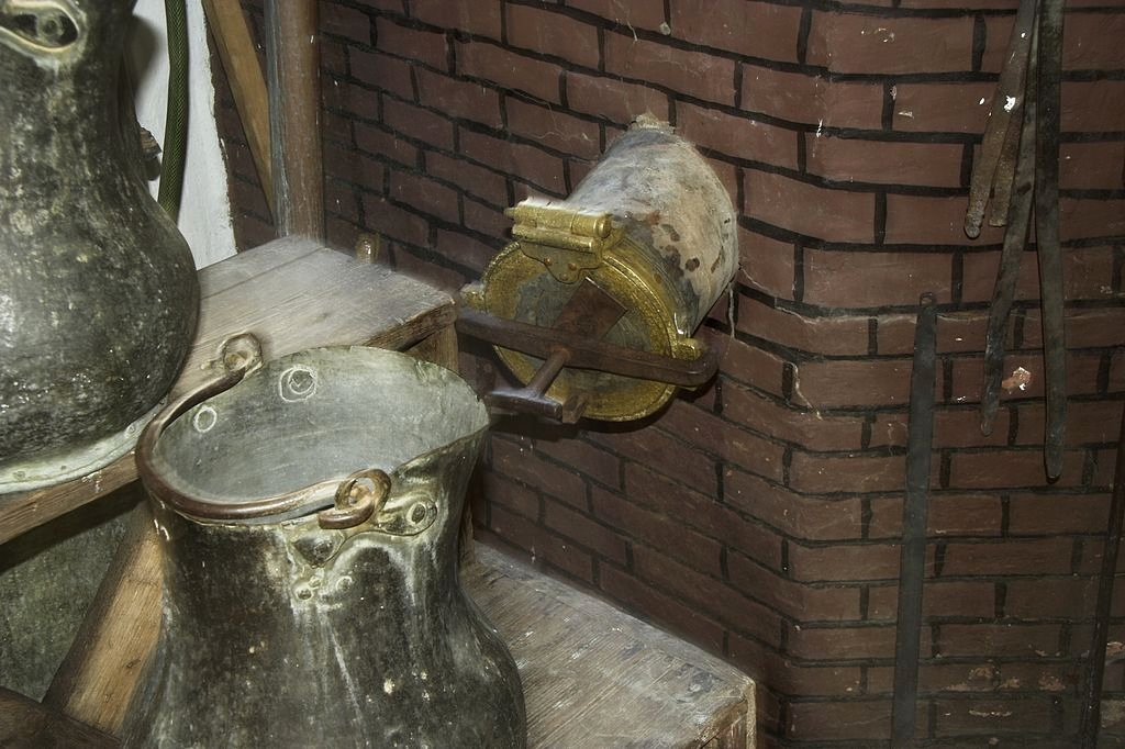 Detail starého destilačního zařízení. Kredit: Zde, Wikimedia Commons. Licence CC 4.0.