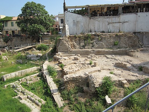 Malovaná stoa, prostor stoické školy, v troskách. Kredit: Tomisti, Wikimedia Commons.